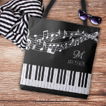 Musik noter Tangentbord Namn Monogram Anpassningsb Tygkasse<br><div class="desc">Personlig, anpassningsbar färg till väskan med piano tangentbord och musikpersonal med anteckningar i ditt urval av grafik och färger i bakgrunden (visas i vitt på svart) med ett monogram eller initialer och/eller namn eller annan text i ditt val av teckensnitt stilar och färger för att skapa ditt eget anpassningsbar utseende....</div>