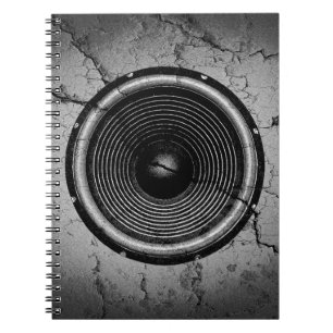 Musikhögtalare på en krackad vägg anteckningsbok med spiral
