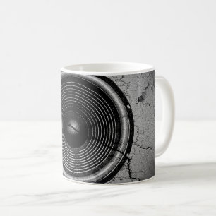 Musikhögtalare på en krackad vägg kaffemugg