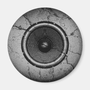 Musikhögtalare på en krackad vägg magnet