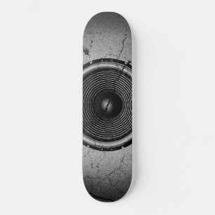 Musikhögtalare på en krackad vägg old school skateboard bräda 21,6 cm