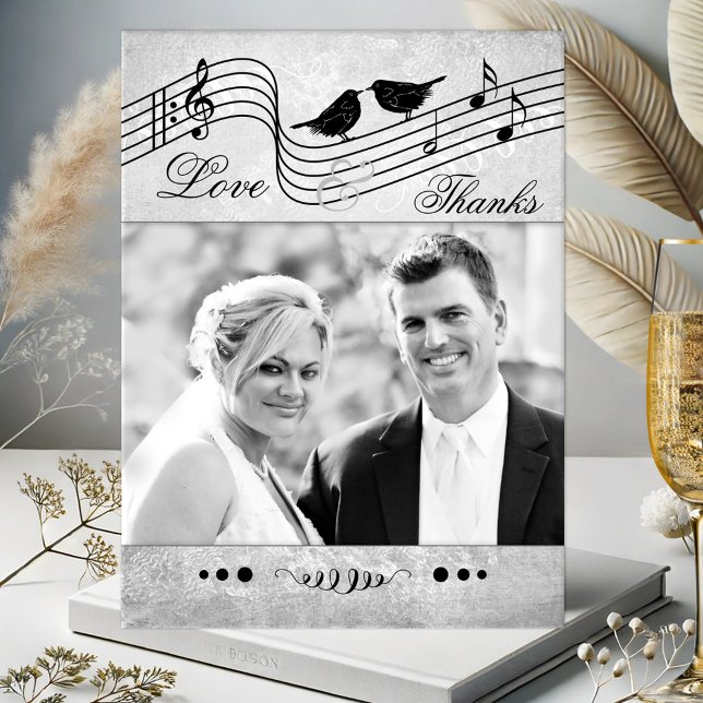 Musiktematerat Bröllop-vykort för foto-Tack Vykort (Wedding Thank You postcard featuring your photo framed by a music themed design with love birds)