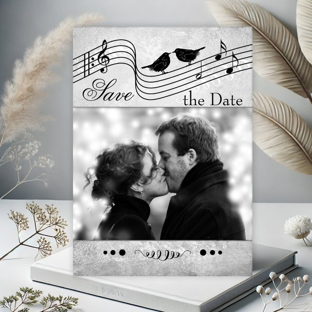 Musiktematiskt foto Spara datumkort Datumet (Photo Save the Date card with a music themed design in black and white with musical notes and birds)