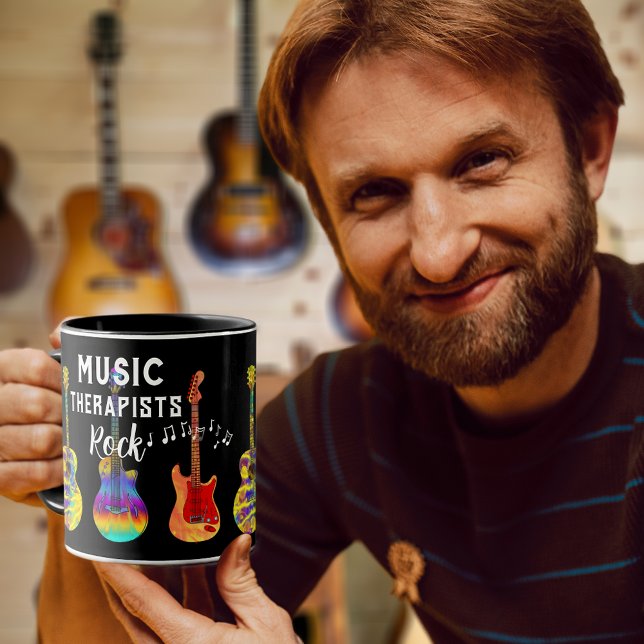 Musikterapeuter som just har examen rockar sin exa mugg (Music Therapists Rock cool colorful electric guitar and acoustic guitar pattern on black mug)