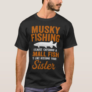Musky Fiske som fångar liten fisk som att slänga d T Shirt