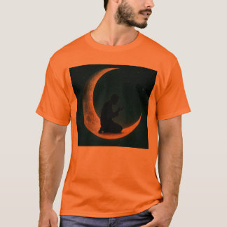 Muslimsk man som ber om måne_Islamic space art T Shirt