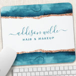 Musslor för skalning och Guld Musmatta<br><div class="desc">Musslor i skalet och Guld.. Elegant Teal and Guld geometriska handskriftsformat stil calligraphy script professionell business design. Perfekt för konstnärer,  hårstilister,  kosmetologer med mera!</div>