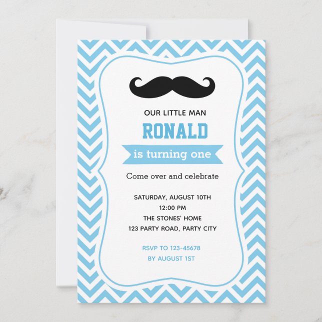 Mustache Birthday-inbjudningar (Blue Chevron) Inbjudningar (Framsida)