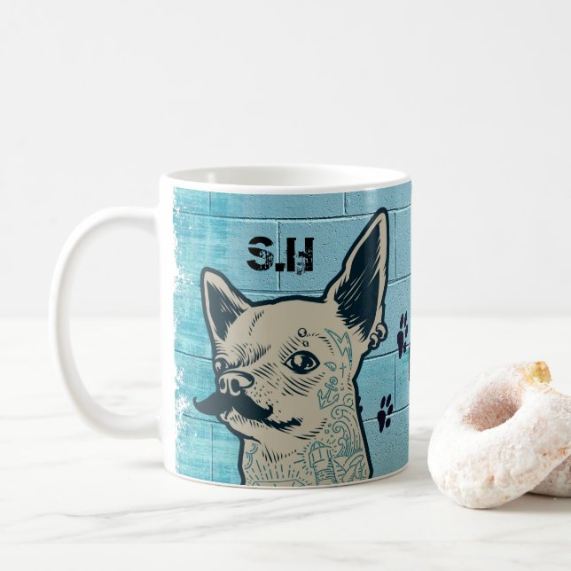 Mustache Chihuahua Graffiti Monogram Kaffemugg (Med munk)