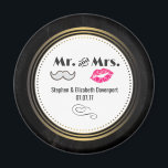Mustache & Läppar, Mr. & Mrs Black & Guld Bröllop Magnet<br><div class="desc">En bröllop-magnet med en modern stil bröllop-design - glamorös rosa kissy läppar och en maskulin återtro-tittar mustasch-illustration. Ställ in en svart bakgrund på ritytan med en guld-övertoningscirkel ram i mitten. Texten säger Mr och Mrs. och ni kan anpassa er efter ert datum namn och bröllop.</div>