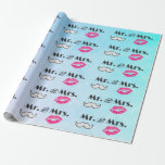 Mustache & Läppar, Mr. & Mrs Mönster Presentpapper<br><div class="desc">Pappra med ett modernt stil par-utkast för bröllop eller årsdag. Glamorös rosa kissy läppar och en maskulinretro-tittar mustasch illustration. Med en text som säger herr och fru i ett retro stil-typsnitt. Ställ in på en turkos blå vattenfärgsbakgrund.</div>