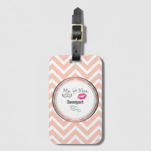 Mustache & Läppar Mr & Mrs Peach Chevron Anpassnin Bagagebricka