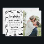 Mustache Razor Shaver Watercolor Barber Mönster Spara Datumet<br><div class="desc">Stilisera inbjudningar och händelsekort med det här trendiget och polerad design. Den har en svart och vit hand plockade och en vattenfärgad målad mustasch, rakblad och rakare barber-illustration som är mönstrad och som kommer att göra vilken tillfälle som helst smaklig och chic. Den här designen skiljer sig från en samling...</div>