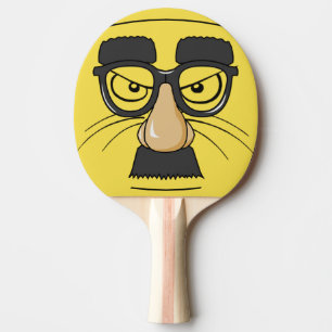Mustached roligt ansikte maskerar katten pingisracket