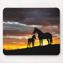 Mustang Mare och Foal Silhouette med solnedgång Musmatta