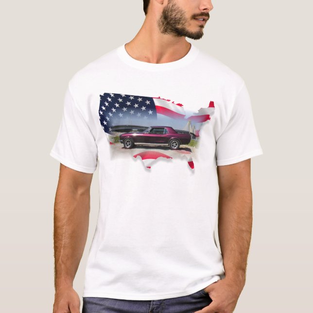 Mustang över amerikanen Flag.png Tee (Framsida)