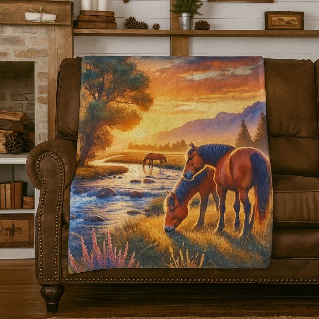 Mustanghäst som betar vid bäck vid solnedgång  fleecefilt (Cozy Western fleece blanket with wild horse artwork )
