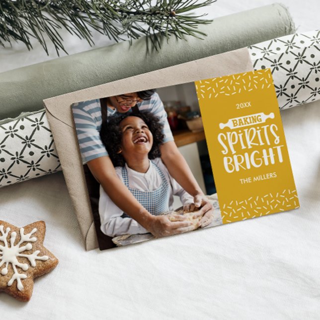 Mustard | Julbägare Sprider Bright Photo Julkort (PHOTO CHRISTMAS HOLIDAY CARD BAKING SPIRIT BRIGHT CONFETTI COOKIES DIGITAL DOWNLOAD YELLOW MUSTARD)