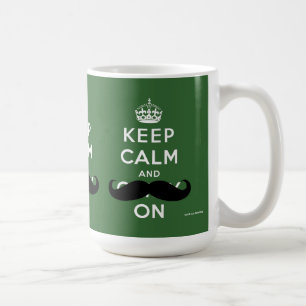 Mustaschbehållalugn och bär på grönt kaffemugg