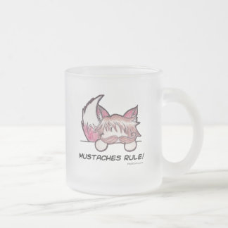 Mustascher härskar den frostade muggen frostad glasmugg