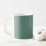 MUT Elegance - Ocean Teal Kaffemugg<br><div class="desc">Elegant "Ocean Teal"-kaffe mugg från vår muterade eleganssamling. Höj din hemdekanter och din morgonkaffrutin med chicen mugg. Klassisk design uppfyller funktioner. Behandla dig själv eller förvåna en älskad med en snyggt till din livsmiljö. Ocean Teal är en coola och uppfriskande skugga som påminner om havets verkliga djup. Det är en...</div>