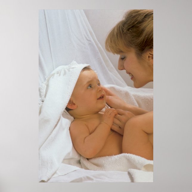 Mutter mit Baby redend im Bett, Poster (Framsidan)