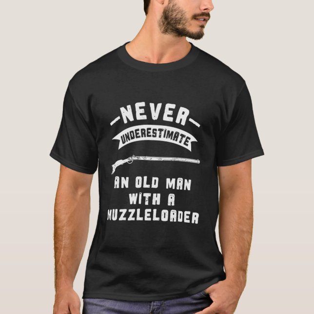 Muzzleloading Rifle underskattar aldrig gammalt mu T Shirt (Framsida)