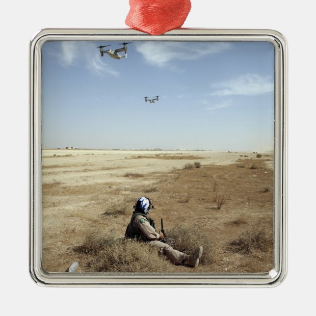 MV-22B Ospreys flyger över amerikansk sjukhuskorpi Julgransprydnad Metall (Framsidan)