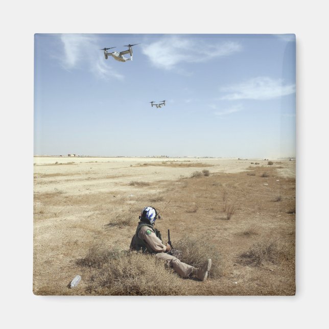 MV-22B Ospreys flyger över amerikansk sjukhuskorpi Magnet (Framsidan)