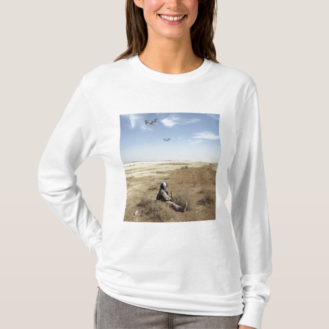 MV-22B Ospreys flyger över amerikansk sjukhuskorpi Tee (Framsida)