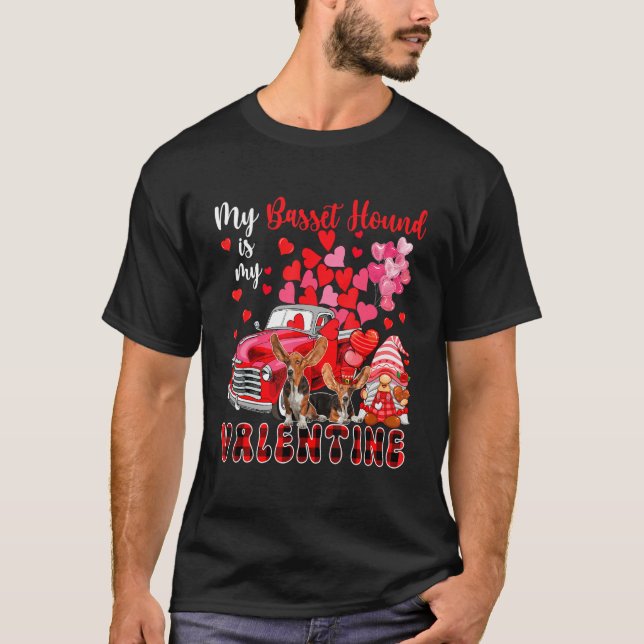 My Basset Hound Is My Valentine Two Dogs With Gnom T Shirt (Framsida)