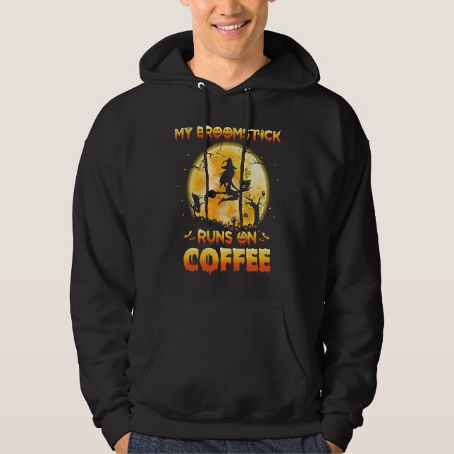 My Broomstick Runs On Coffee Witch Flying Hallowee Hoodie (Framsida)