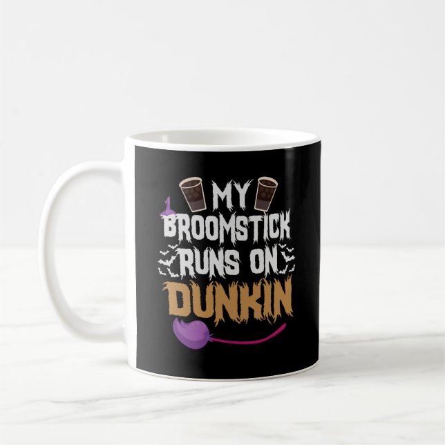 My Broomstick Runs on Dunkin Funny Halloween Witch Kaffemugg (Vänster)