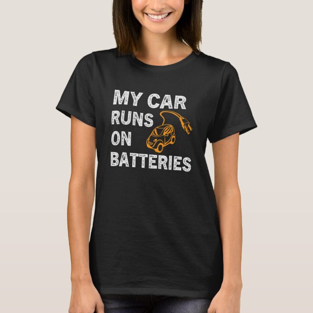 My Car Runs On Batteries Electric Car Vehicle Char T Shirt (Framsida)