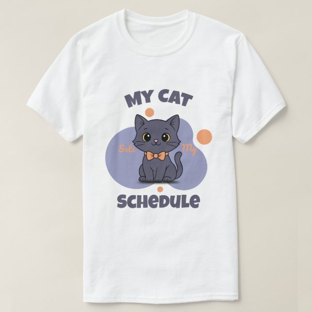 My Cat Sets My Schedule Cute Black Cat Design T Shirt (Design framsida)