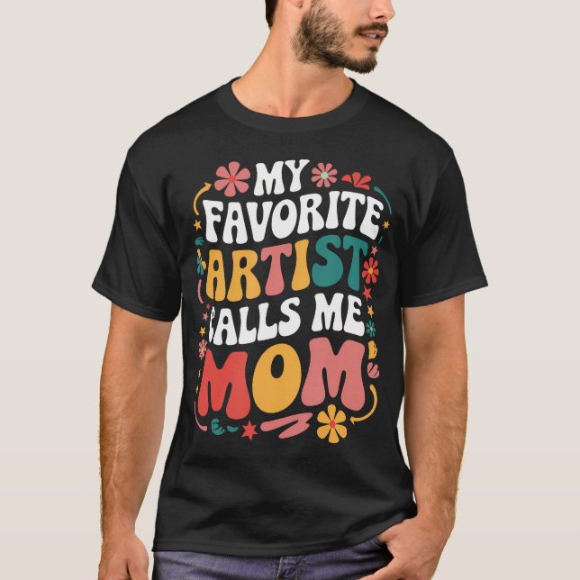 My Favorite Artist Calls Me Mom Funny Groovy Mothe T Shirt (Framsida)
