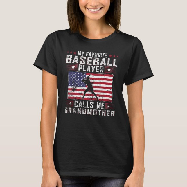 My Favorite Baseball Player Calls Me Grandmother M T Shirt (Framsida)