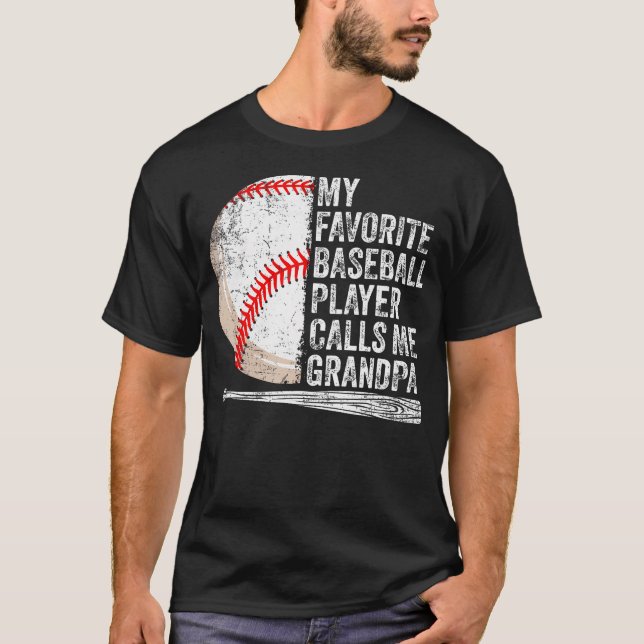 My Favorite Baseball Player Calls Me Grandpa Fathe T Shirt (Framsida)
