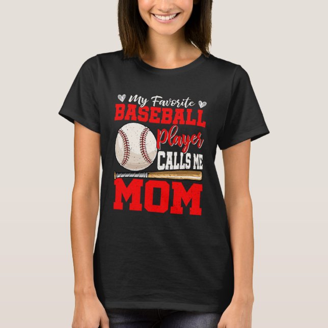 My Favorite Baseball Player Calls Me Mom Cute Moth T Shirt (Framsida)