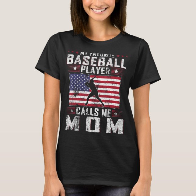 My Favorite Baseball Player Calls Me Mom Mother Da T Shirt (Framsida)