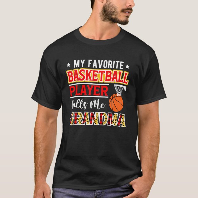 My Favorite Basketball Player Calls Me Grandma Mot T Shirt (Framsida)