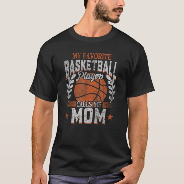 My Favorite Basketball Player Calls Me Mom Basketb T Shirt (Framsida)