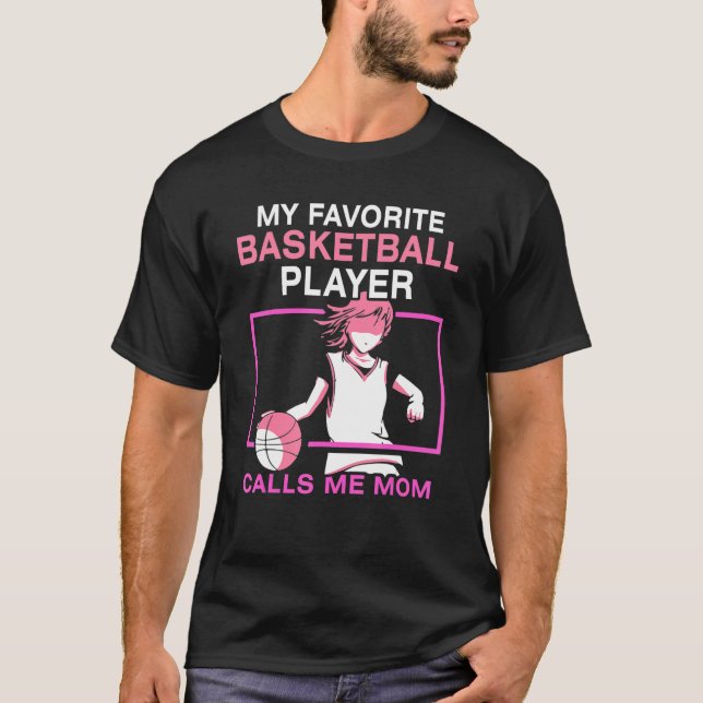 My Favorite Basketball Player Calls Me Mom Match T T Shirt (Framsida)