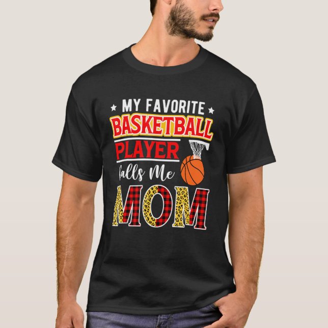 My Favorite Basketball Player Calls Me Mom Mother' T Shirt (Framsida)