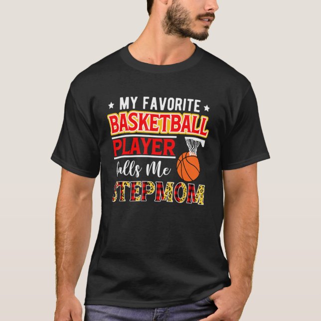 My Favorite Basketball Player Calls Me Stepmom Mot T Shirt (Framsida)