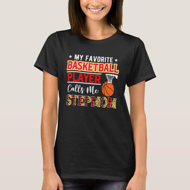 My Favorite Basketball Player Calls Me Stepmom Mot T Shirt (Framsida)