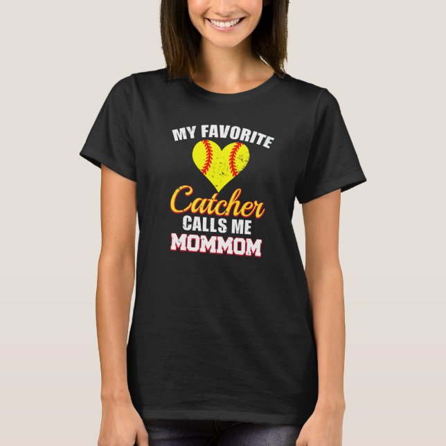 My Favorite Catcher Calls Me MomMom Catcher Softba T Shirt (Framsida)