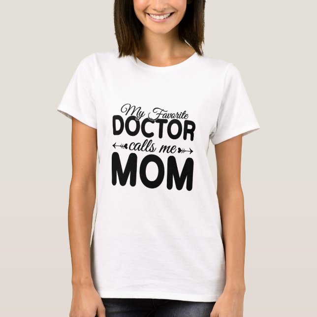 My Favorite Doctor Calls Me Mom – Mothers Day T Shirt (Framsida)