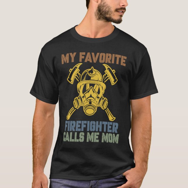 My Favorite Firefighter Calls Me Mom Fireman Desig T Shirt (Framsida)