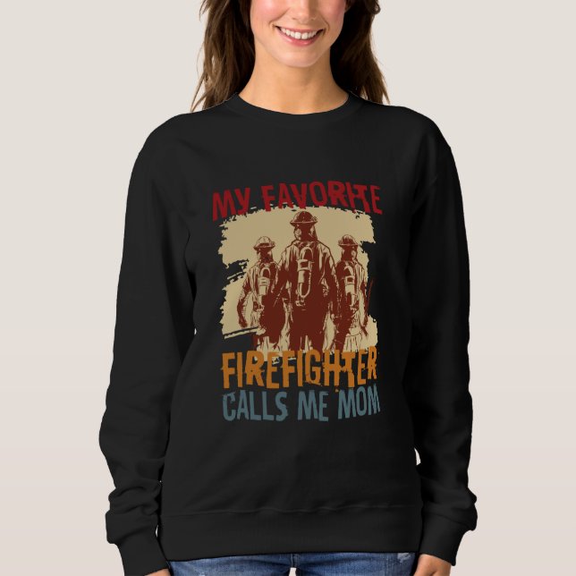 My Favorite Firefighter Calls Me Mom Fireman Desig T Shirt (Framsida)